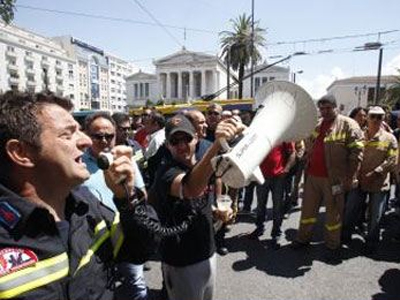 Διαμαρτυρία συμβασιούχων πυροσβεστών έξω από το ΣτΕ