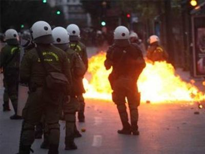 Επίθεση με βόμβες μολότοφ σε διμοιρία των ΜΑΤ