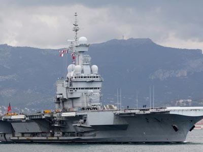 «Έφοδος» του ΣΔΟΕ στη βάση της Σούδας