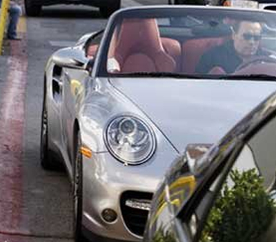 O κυβερνήτης – «εξολοθρευτής» σε μπελάδες…