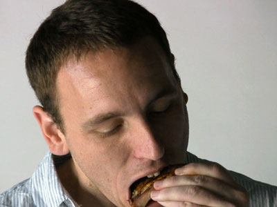 Έφαγε σχεδόν 3 κιλά κεφτέδες σε 10 λεπτά!