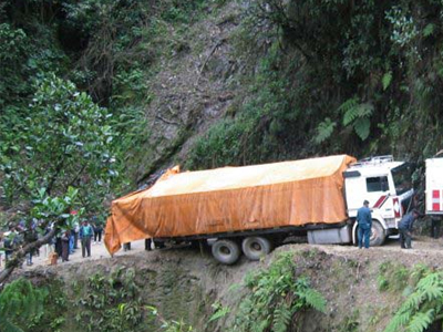 Φορτηγό έπεσε σε γκρεμό