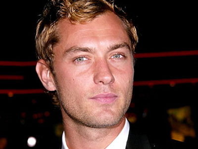 Τους πέταξε πορτοκάλια!