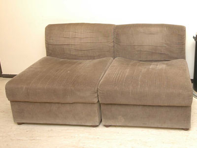 Τους έπιασαν με τον καναπέ στα χέρια