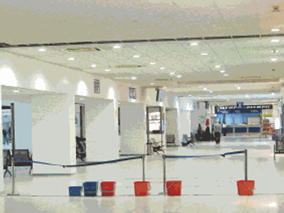 Κουβαδάκια για τη βροχή στο αεροδρόμιο