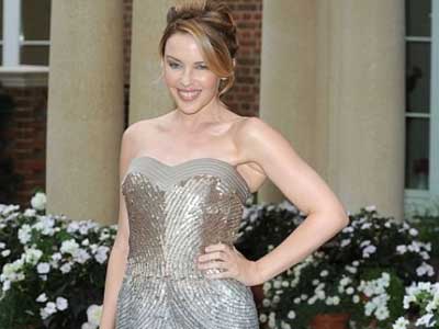 Το μίνι, αστραφτερό φόρεμα της Kylie Minogue