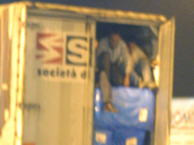 Τους κλείδωσαν σε φορτηγό ψυγείο