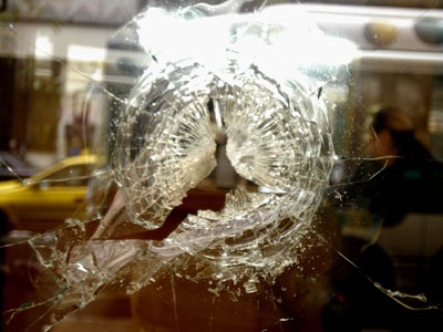 Σφαίρες σε κατάστημα