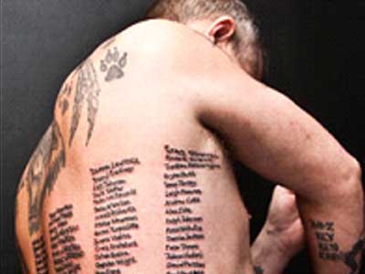 Τατουάζ με 223 ονόματα νεκρών στρατιωτών