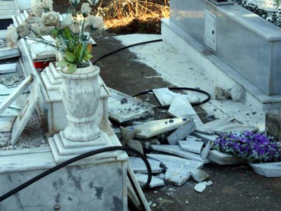 Βανδαλισμοί σε νεκροταφείο