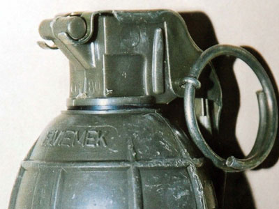 Χειροβομβίδα σε μαντρότοιχο σχολείου