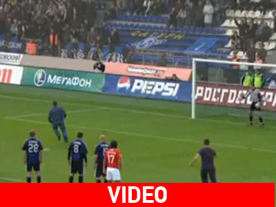 Οπαδός ευστοχεί σε πέναλτι της ομάδας του!