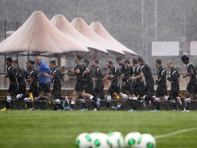 Άνοιξαν οι… ουρανοί στην προπόνηση του ΠΑΟΚ