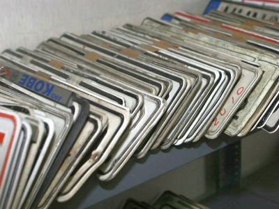 Στις ΔΟΥ παραμένουν οι πινακίδες που κατέθεσαν οι φορολογούμενοι