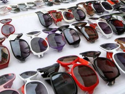 Καταστροφή 15.000 γυαλιών ηλίου-μαϊμού