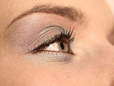 Τα φρύδια είναι οι κορνίζες των ματιών μας