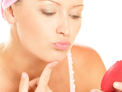 Σε ενοχλούν τα σημάδια ακμής; Τι μπορείς να κάνεις…