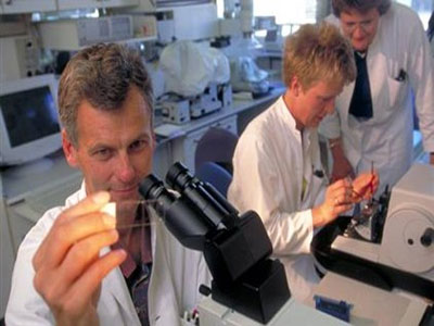 Παγκόσμιες κλινικές δοκιμές και ειδικό εμβόλιο για τις εγκύους