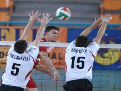 Από το φιλέ στο «Λαϊκό»;