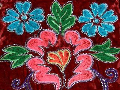 Κεντάει με τα… πόδια