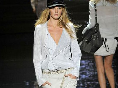 Η Σοφία Κοκοσαλάκη σχεδιάζει για την Diesel