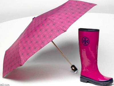 O οίκος Tory Burch προτείνει…. ροζ γαλότσες τον Οκτώβρη!