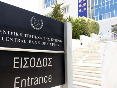 Αποφασίζουν για το «κούρεμα» των ανασφάλιστων καταθέσεων