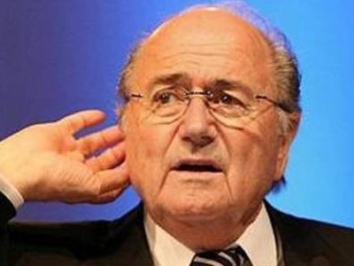 Ο Μπλάτερ εύχεται στον Πετρόφ