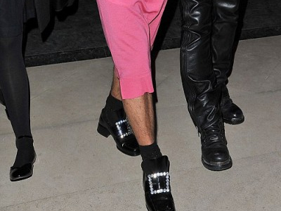 Γνωστός σχεδιαστής εμφανίζεται με ροζ φόρεμα