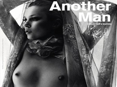 Η Kate Moss ποζάρει topless