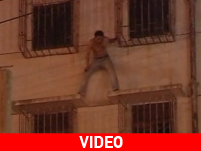 Διάσωση άντρα που απειλούσε να πέσει στο κενό Διάσωση άντρα που απειλούσε να πέσει στο κενό