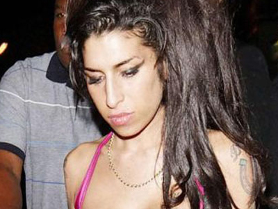 Πορτρέτο της Amy Winehouse με αίμα της σε δημοπρασία