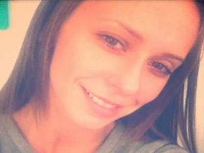 Τελείως άβαφη ποζάρει στο Twitter