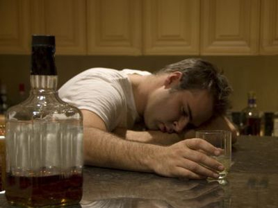 Πίνουν αλκοόλ για να αντιμετωπίσουν το άγχος