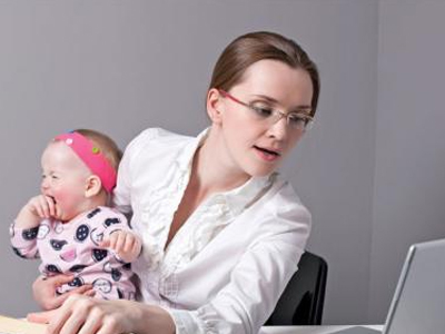 Μία στις τρεις γυναίκες με παιδιά στην ΕΕ ημιαπασχολείται