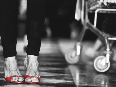 «Γύρνα πίσω…στα ψηλά τακούνια»