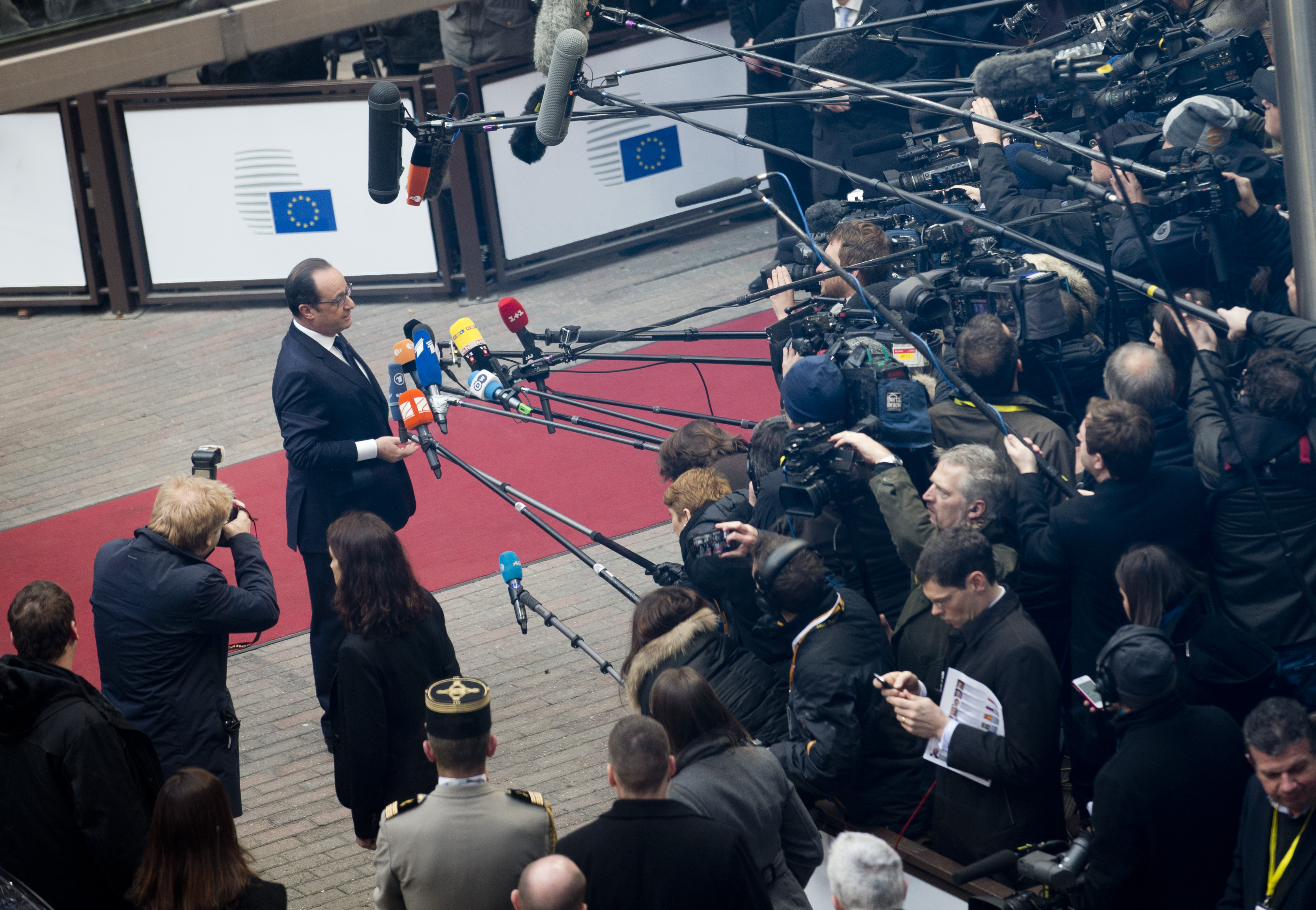 Ο Φρανσουά Ολάντ κατά την προσέλευσή του στη σύνοδο κορυφής