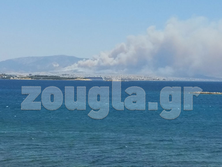 Η φωτιά όπως φαίνεται από τη Σαλαμίνα