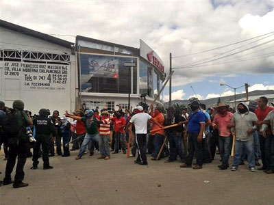 Μεξικό: Πυρπολήθηκαν τα γραφεία του κυβερνώντος κόμματος από διαδηλωτές