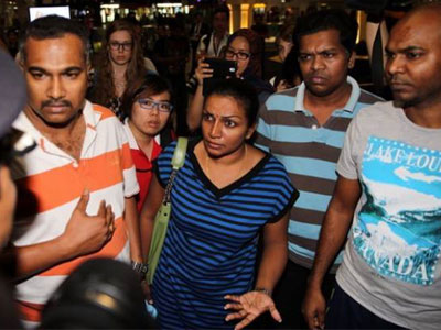 Οικογένειες των επιβατών συγκεντρώθηκαν στο αεροδρόμιο της Κουάλα Λουμπούρ