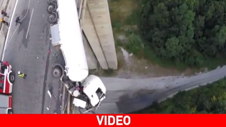 Βουλγαρία: Νταλίκα «κρεμάστηκε» από γέφυρα 120 μέτρων