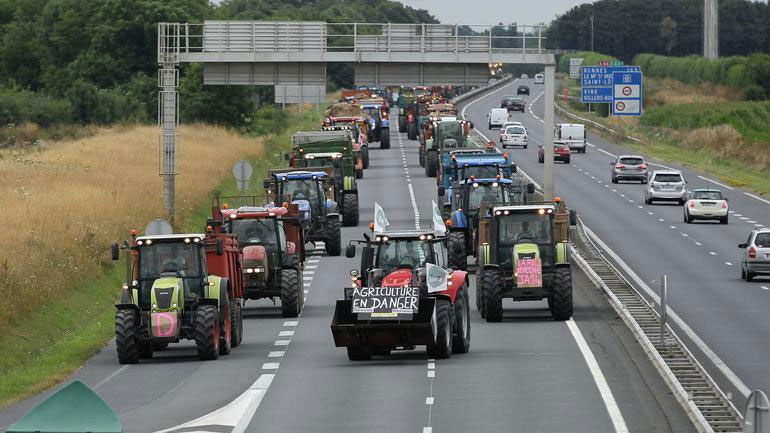 Οι κτηνοτρόφοι έκλεισαν τους δρόμους της Γαλλίας