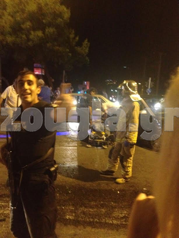 Διασώστες του ΕΚΑΒ που έφτασαν στο σημείο μεταφέρουν τον έναν τραυματία