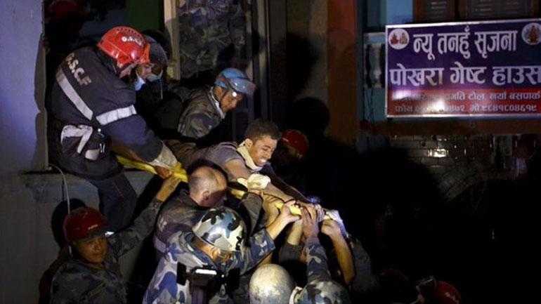 Νεπάλ: Ανασύρθηκε ζωντανός από ερείπια 80 ώρες μετά τον σεισμό