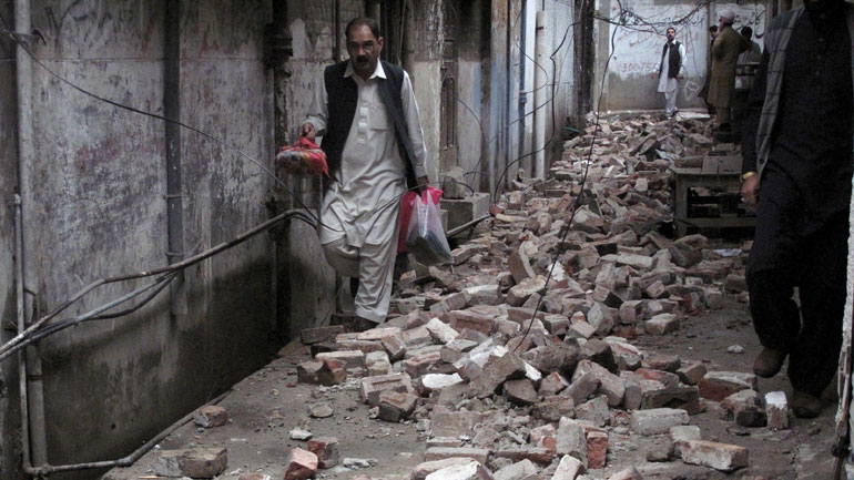 Ξεπερνούν τους 360 οι νεκροί του σεισμού σε Αφγανιστάν και Πακιστάν