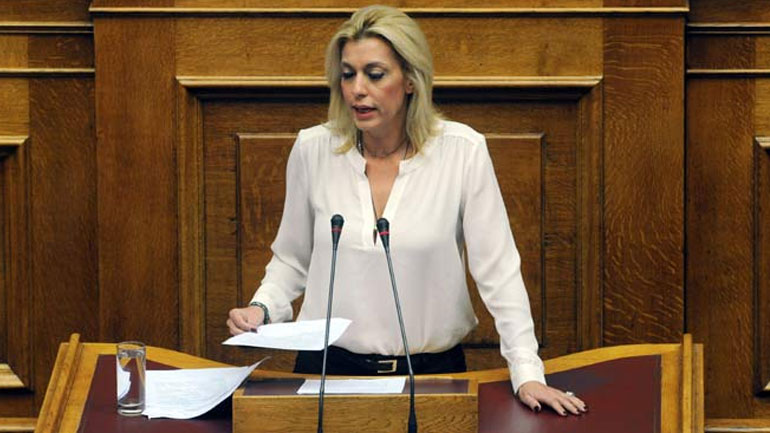 Την κάλυψη των κενών στα σχολεία ζητεί με ερώτησή της η Άννα Καραμανλή