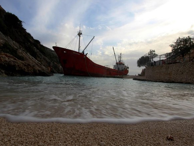 Στην Κάλυμνο το πλοίο «Παναγία Σπηλιανή» που προσάραξε έξω από τη Νίσυρο