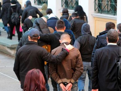 Ελεύθεροι με περιοριστικούς όρους οι κατηγορούμενοι για το κύκλωμα εκβιαστών
