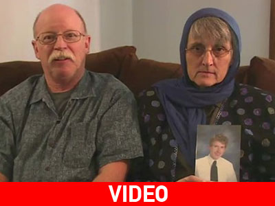 Δραματική έκκληση απευθύνουν οι γονείς του πέμπτου ομήρου του Ισλαμικού Χαλιφάτου