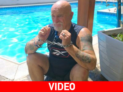 Κρήτη: Αλυσοδέθηκε διαμαρτυρόμενος για την κακοποίηση σκυλιών